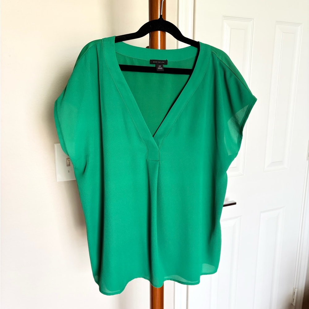 ❤️$10 Ann Taylor XSP Vibrant Green V-Neck Blouse